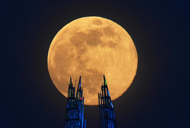 2020-04-07t190339z-1591495591-rc2vzf927j7s-rtrmadp-3-supermoon-sighting-britain